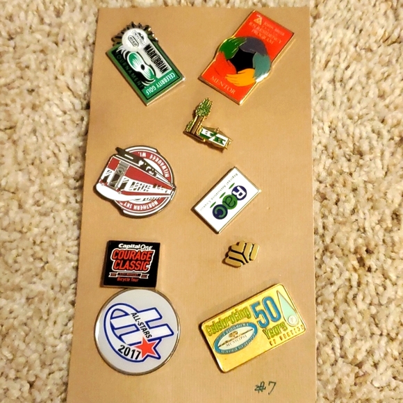 Lapel pin #7 - Picture 1 of 2